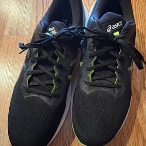 Men’s Asics athletic shoes